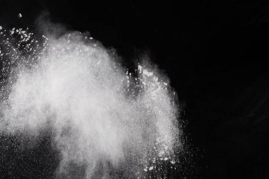 Siyah arka planda beyaz toz patlaması. Renkli bulut. Renkli toz patlar. Boya Holi.