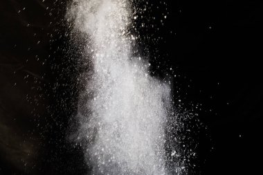 Siyah arka planda beyaz toz patlaması. Renkli bulut. Renkli toz patlar. Boya Holi.