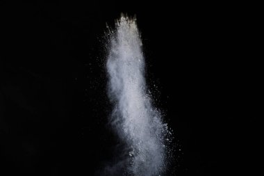 Siyah arka planda beyaz toz patlaması. Renkli bulut. Renkli toz patlar. Boya Holi.