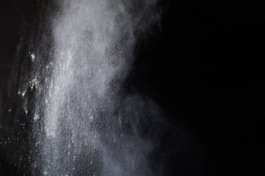 Siyah arka planda beyaz toz patlaması. Renkli bulut. Renkli toz patlar. Boya Holi.