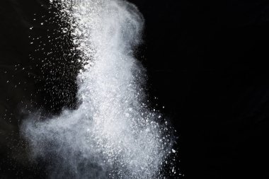 Siyah arka planda beyaz toz patlaması. Renkli bulut. Renkli toz patlar. Boya Holi.