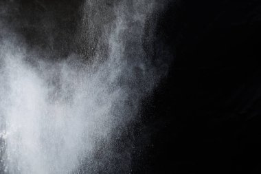 Siyah arka planda beyaz toz patlaması. Renkli bulut. Renkli toz patlar. Boya Holi.