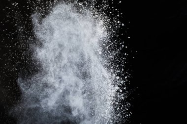 Siyah arka planda beyaz toz patlaması. Renkli bulut. Renkli toz patlar. Boya Holi.