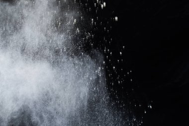 Siyah arka planda beyaz toz patlaması. Renkli bulut. Renkli toz patlar. Boya Holi.