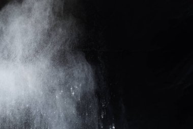Siyah arka planda beyaz toz patlaması. Renkli bulut. Renkli toz patlar. Boya Holi.