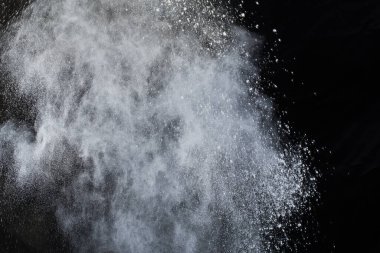 Siyah arka planda beyaz toz patlaması. Renkli bulut. Renkli toz patlar. Boya Holi.
