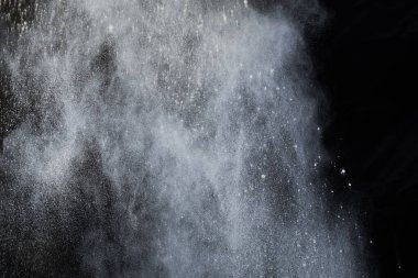 Siyah arka planda beyaz toz patlaması. Renkli bulut. Renkli toz patlar. Boya Holi.