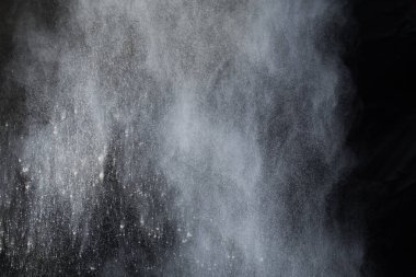 Siyah arka planda beyaz toz patlaması. Renkli bulut. Renkli toz patlar. Boya Holi.