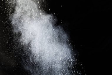 Siyah arka planda beyaz toz patlaması. Renkli bulut. Renkli toz patlar. Boya Holi.
