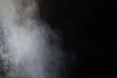 Siyah arka planda beyaz toz patlaması. Renkli bulut. Renkli toz patlar. Boya Holi.