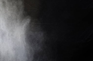 Siyah arka planda beyaz toz patlaması. Renkli bulut. Renkli toz patlar. Boya Holi.