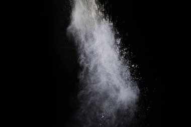 Siyah arka planda beyaz toz patlaması. Renkli bulut. Renkli toz patlar. Boya Holi.
