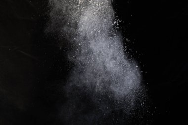 Siyah arka planda beyaz toz patlaması. Renkli bulut. Renkli toz patlar. Boya Holi.
