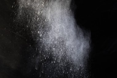 Siyah arka planda beyaz toz patlaması. Renkli bulut. Renkli toz patlar. Boya Holi.