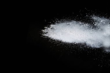 Siyah arka planda beyaz toz patlaması. Renkli bulut. Renkli toz patlar. Boya Holi.