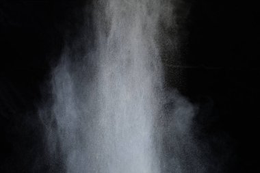 Siyah arka planda beyaz toz patlaması. Renkli bulut. Renkli toz patlar. Boya Holi.