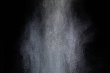 Siyah arka planda beyaz toz patlaması. Renkli bulut. Renkli toz patlar. Boya Holi.