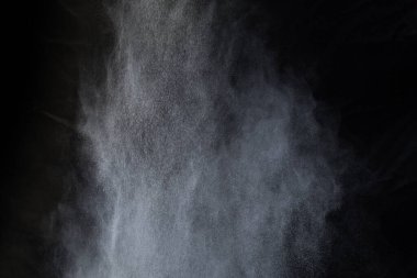 Siyah arka planda beyaz toz patlaması. Renkli bulut. Renkli toz patlar. Boya Holi.