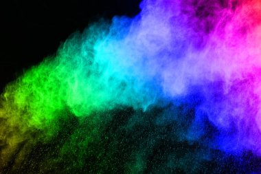 Siyah bir zemin üzerinde soyut renkli toz patlaması. Soyut toz püskürtülmüş arka plan, renk tozunun patlaması / renk tozunun dondurucu hareketi, çok renkli sim dokusu.