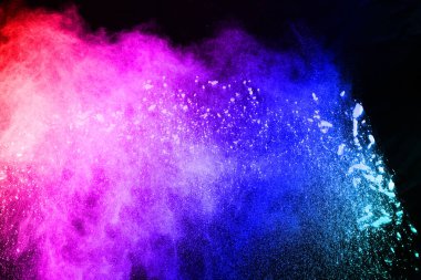 Siyah bir zemin üzerinde soyut renkli toz patlaması. Soyut toz püskürtülmüş arka plan, renk tozunun patlaması / renk tozunun dondurucu hareketi, çok renkli sim dokusu.