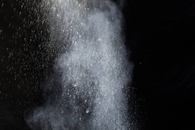 Siyah arka planda beyaz toz patlaması. Renkli bulut. Renkli toz patlar. Boya Holi.