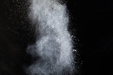 Siyah arka planda beyaz toz patlaması. Renkli bulut. Renkli toz patlar. Boya Holi.