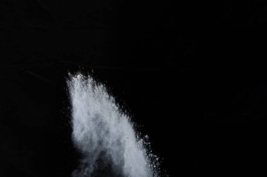 Siyah arka planda beyaz toz patlaması. Renkli bulut. Renkli toz patlar. Boya Holi.