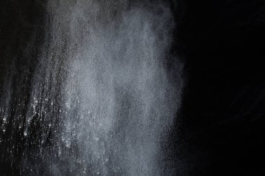 Siyah arka planda beyaz toz patlaması. Renkli bulut. Renkli toz patlar. Boya Holi.