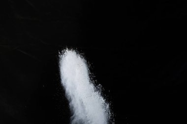 Siyah arka planda beyaz toz patlaması. Renkli bulut. Renkli toz patlar. Boya Holi.