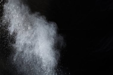 Siyah arka planda beyaz toz patlaması. Renkli bulut. Renkli toz patlar. Boya Holi.