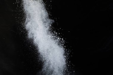 Siyah arka planda beyaz toz patlaması. Renkli bulut. Renkli toz patlar. Boya Holi.