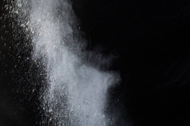 Siyah arka planda beyaz toz patlaması. Renkli bulut. Renkli toz patlar. Boya Holi.