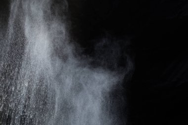 Siyah arka planda beyaz toz patlaması. Renkli bulut. Renkli toz patlar. Boya Holi.