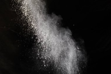 Siyah arka planda beyaz toz patlaması. Renkli bulut. Renkli toz patlar. Boya Holi.