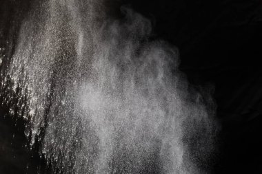 Siyah arka planda beyaz toz patlaması. Renkli bulut. Renkli toz patlar. Boya Holi.