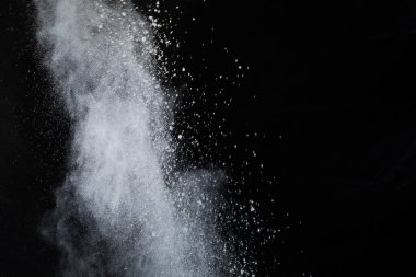 Siyah arka planda beyaz toz patlaması. Renkli bulut. Renkli toz patlar. Boya Holi.