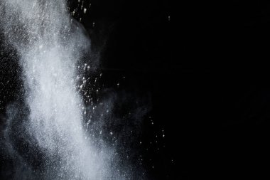 Siyah arka planda beyaz toz patlaması. Renkli bulut. Renkli toz patlar. Boya Holi.