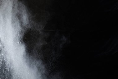 Siyah arka planda beyaz toz patlaması. Renkli bulut. Renkli toz patlar. Boya Holi.