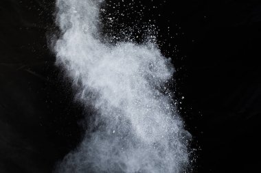 Siyah arka planda beyaz toz patlaması. Renkli bulut. Renkli toz patlar. Boya Holi.
