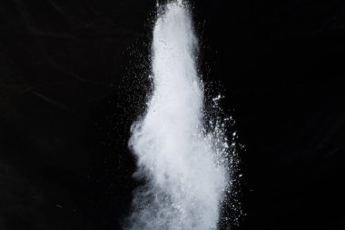 Siyah arka planda beyaz toz patlaması. Renkli bulut. Renkli toz patlar. Boya Holi.