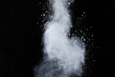 Siyah arka planda beyaz toz patlaması. Renkli bulut. Renkli toz patlar. Boya Holi.