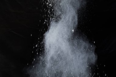 Siyah arka planda beyaz toz patlaması. Renkli bulut. Renkli toz patlar. Boya Holi.