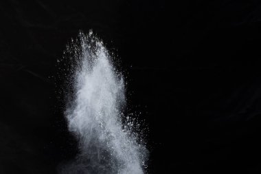 Siyah arka planda beyaz toz patlaması. Renkli bulut. Renkli toz patlar. Boya Holi.