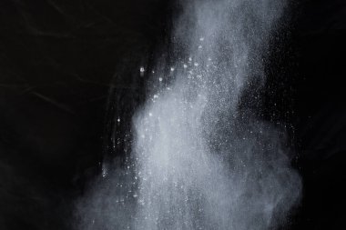 Siyah arka planda beyaz toz patlaması. Renkli bulut. Renkli toz patlar. Boya Holi.