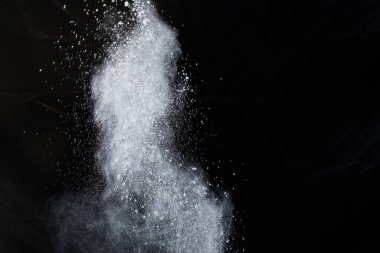 Siyah arka planda beyaz toz patlaması. Renkli bulut. Renkli toz patlar. Boya Holi.