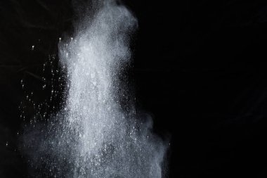 Siyah arka planda beyaz toz patlaması. Renkli bulut. Renkli toz patlar. Boya Holi.