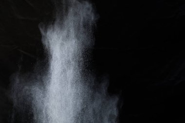 Siyah arka planda beyaz toz patlaması. Renkli bulut. Renkli toz patlar. Boya Holi.