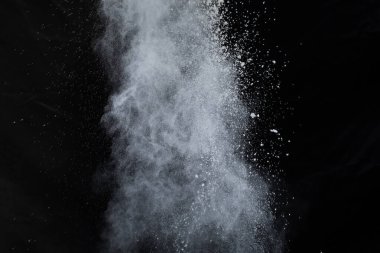 Siyah arka planda beyaz toz patlaması. Renkli bulut. Renkli toz patlar. Boya Holi.