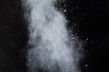 Siyah arka planda beyaz toz patlaması. Renkli bulut. Renkli toz patlar. Boya Holi.
