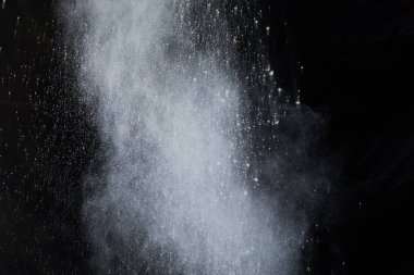 Siyah arka planda beyaz toz patlaması. Renkli bulut. Renkli toz patlar. Boya Holi.